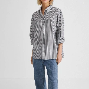 Stylein jeanne shirt skjorta med prislapp   - Jeanne shirt, strl: XS. Något oversize och passar därmed XS-M beroende på hur man vill att den ska sitta.   Nypris: 1999kr.   Kan skickas via Plick, privat eller hämtas i centrala Göteborg.  