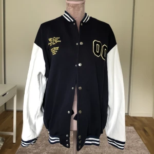 varsity jacket  - Från boohoo men, sitter oversized och är perfekt till en street loon 