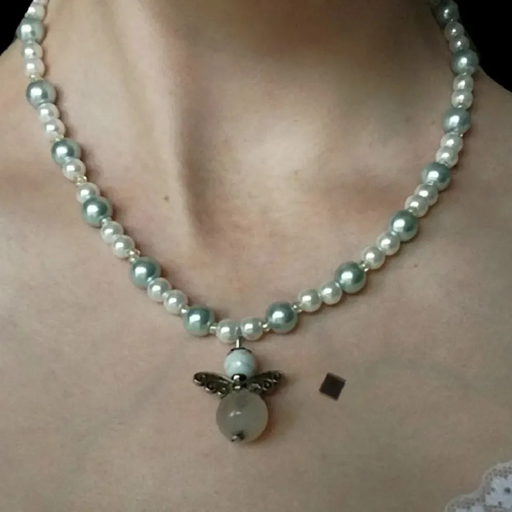 Jätte gulligt halsband med en ängel, passar till mycket och i fint skick❤️. Accessoarer.