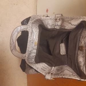 Väska - Använd 2ggr mycket bra skick