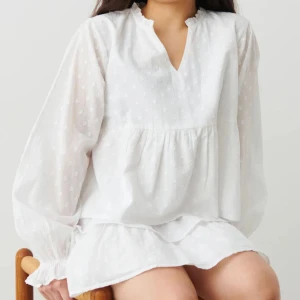 Vit blus - Säljer denna från Gina använd några gånger men försiktigt så inga defekter. Skriv för fler bilder❤️. Kan kanske ta emot mindre bud.