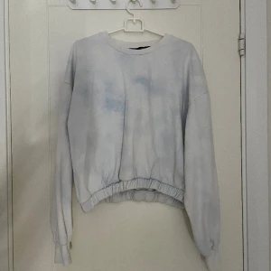 Blåvit tjocktröja  - Säljer en blåvit långärmad magtröja. Säljer pga att jag inte använder. 