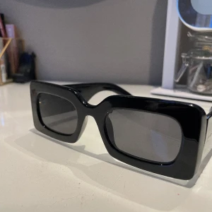 Svarta solbrillor fr &other stories  - Så fina och stilrena solglasögon från &other stories. Knappast använda och ser inga deffekter. Köptes för 369 men säljer för 249 😋