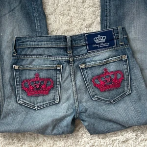 Victoria Beckham jeans  - Victoria Beckham jeans, lågmidjade och straight/bootcut. Innerbenslängd: 76 midjemått: 37 + stretch. Vill du köpa trycker du på köp nu, jag postar inom 24h.