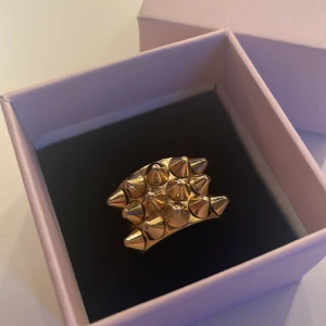 EDBLAD ring - Jag vill byta min Edblad ring till en silver i strl xs. Min är ockås strl Xs, den är i bra skick och typ ny köpt💖 