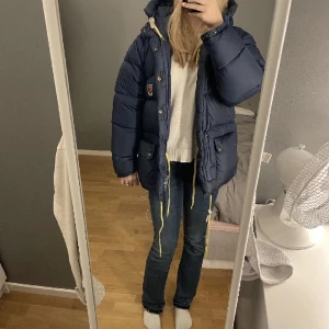 Fjällräven jacka!! - Säljer min älskade fjällräven jacka då mina föräldrar köpt en ny vinterjacka till mig. Den är i storlek xxxs men hade passat folk upp till M. Inga defekter finns. Pris går att diskuteras❤️