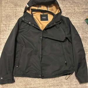 Hugo boss jacka - Helt ny oanvänd Hugo boss regn jacka till salu, storlek M