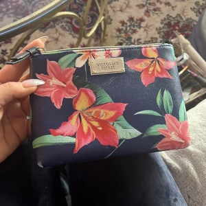 Victoria Secret necessär  - Fin necessär från VS  Använd men i fint skick . 