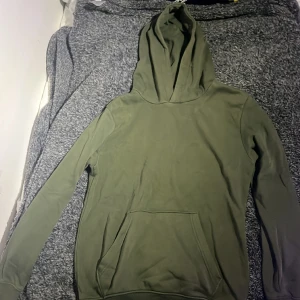 Grön hoodie  - Grön hoodie i stl 170, endast andvänd 2 gånger. 