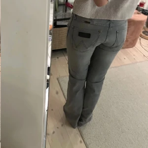 Låg midjade jeans - Säljer jätte finna låg midjade jeans ja köpte här på plick men tyvär passade dom inte mig, dom är i topp skick, strl 27/34. Midjemåttet är 40 rakt över och innerbensmått är 86❤️