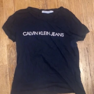 T shirt - En väl använd t shirt från calvin klein jeans i storlek S säljer pga den inte passar mig negativt: texten spruckit lite men de syns inte så mycket
