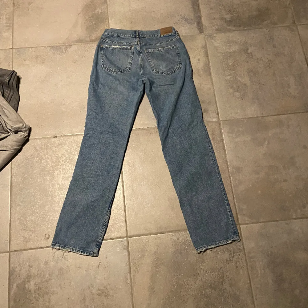 Ett par lågmidjade jeans, från Gina. Inget fel på dom. Jag säljer dom pga att dom är förkorta 😬😁. Jeans & Byxor.
