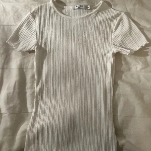 Nakd vit topp - Söt topp från nakd som tyvärr inte fått så mycket användning! Stretchiga material och lite genomskinlig
