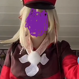 Klee cosplay - Handskarna o strumporna är lite konstiga😭 allt kommer med plus nå liknanade väska som är köpt för ungefär 300-400?? O cosplayen typ 500. Kommer även med skor. Använd typ 5 gånger. Dms om du har någon fråga osv!