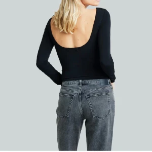 Tröja med öppen rygg - En tröja ifrån bikbok med öppen rygg. Inköpt för 299 kr och aldrig använd, prislappen finns kvar. Super skönt material. För fler bilder eller frågor, skriv privat!💗