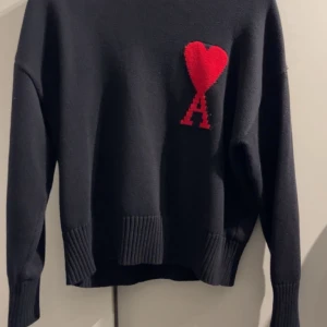 AMI Paris sweater - Säljer min äkta ami paris tröja perfekt skick knappt använd, dm för mer bilder 