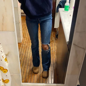 Zara jeans med hål  - Blåa zara jeans med hål. Skick 10/10