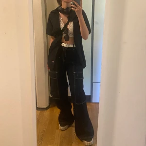 Vida jeans Asos - Svarta jeans från asos med extra vida ben och vita kontrastsömmar. Stl W30 L34. Använda ett fåtal gånger