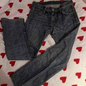 Raka jeans med low/mid waist i bra skick, köpta second hand i Frankrike. Säljer för att de är lite för korta för mig som är 165