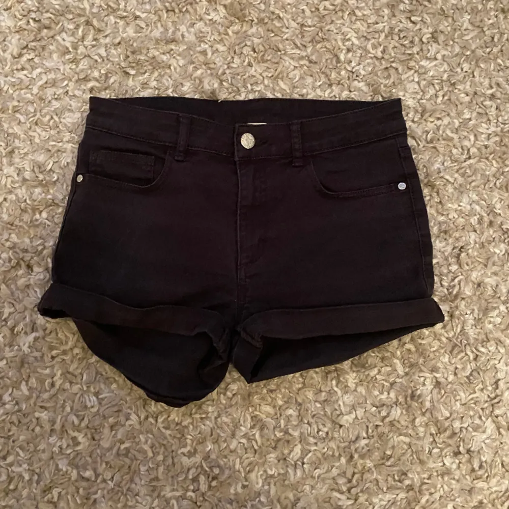 Svarta jeans shorts🖤 Bra skick!. Shorts.