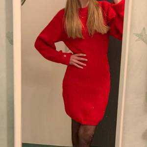 Stickad klänning från hm som endast är använd en gång. Perfekt till julafton!❤️klänningen är klar-röd och i storlek xs men eftersom att den är stretchig och inte sitter så tight på mig passar den nog även s.  jag är 164 cm som referens. 