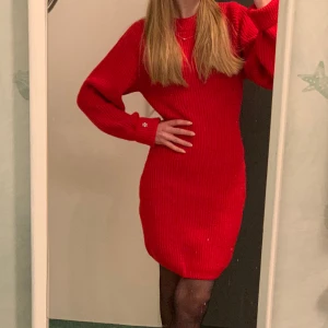 Stickad klänning - Stickad klänning från hm som endast är använd en gång. Perfekt till julafton!❤️klänningen är klar-röd och i storlek xs men eftersom att den är stretchig och inte sitter så tight på mig passar den nog även s.  jag är 164 cm som referens. 