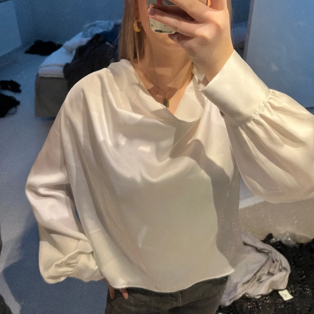 Säljer nu denna superfina blus i satin från zara. Superfin som passar till festlighet med en rosett i ryggen🥰den är i nyskick med prislappen kvar. Köpt för 359kr säljer för 280kr❣️. Blusar.