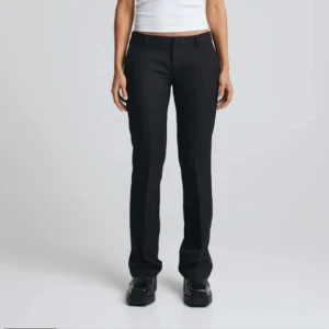 Lågmidjade kostymbyxor - Säljer dessa populära supersnygga lågmidjade kostymbyxor ifrån Bikbok. Storlek 42, passar mig som har runt storlek 38 i vanliga fall (lite baggy men svinsnygga) Använda fåtal gånger då jag har två par. Skriv för egna bilder💗 Köparen står för frakt!! 