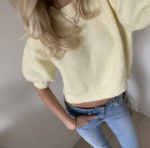 Stickad tshirt  - Såå fin stickad t-shirt från zara som bara är använd en gång så den är i mycket bra skick❤️