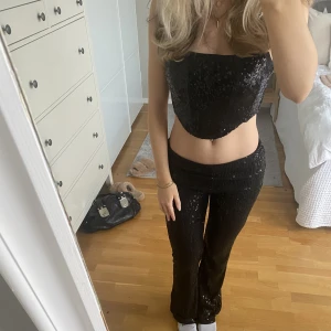 Glittertopp  - Glittertopp från Gina, nyskick🙌🙌perfekt till nyår😻😻säljer även byxorna!