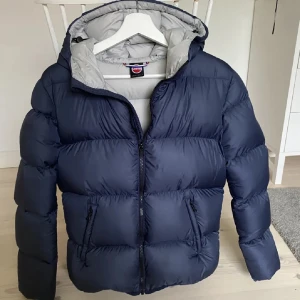 Colmar jacka - Intressekoll på denna jackan från Colmar. Storleken är 16 barn men passar perfekt till en S. Köpt här på Plick men väldigt fint skick! Lånade bilder så skriv gör egna