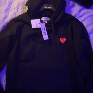Comme Des Garçons Hoodie - Säljer nu min cdg i 10/10 skick. Tvättad endast 1 gång och inte använt mycket. tyvärr för liten för mig, väldigt fet🔥