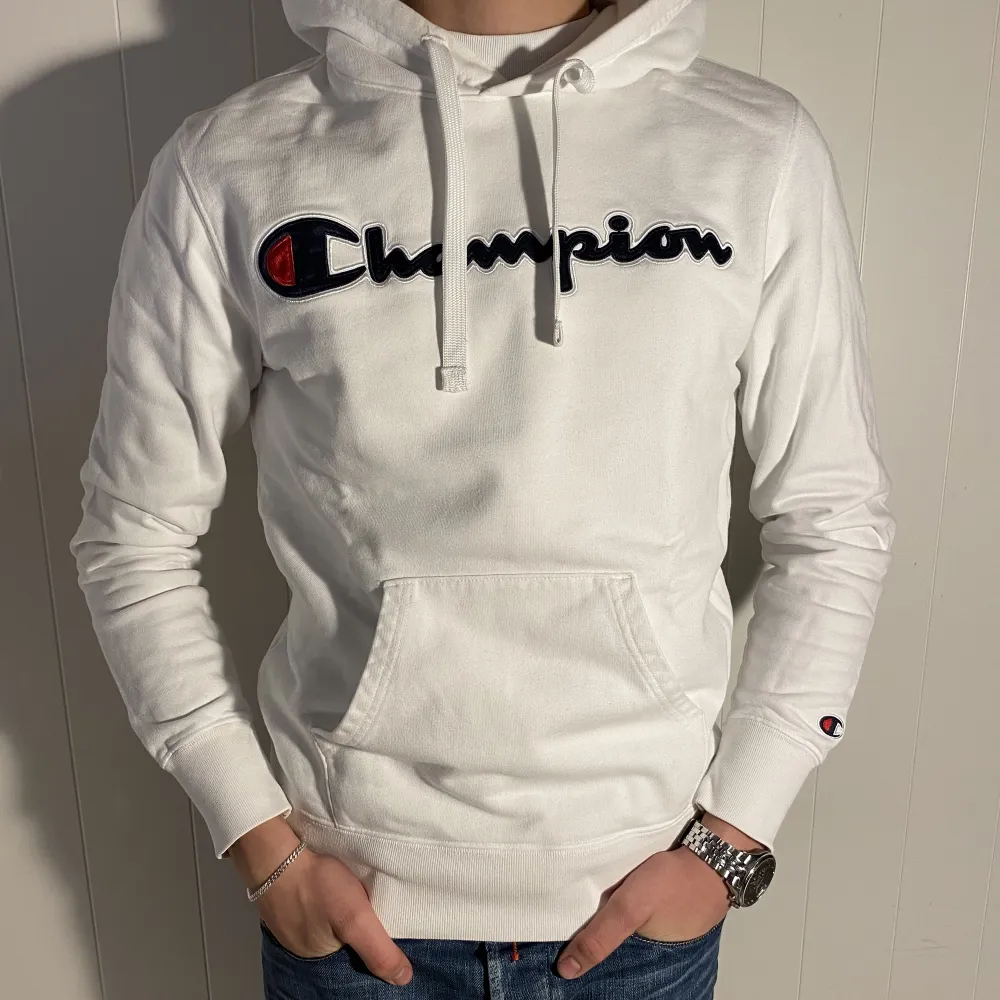 Säljer en väldigt stilren Champion Hoodie |  Skick 8,5/10 | Storlek Small vilket innebär att den passar dig bäst som är mellan 150 - 170 cm lång | Nypris: runt 700 kr | Hör av er vid frågor!😁. Hoodies.