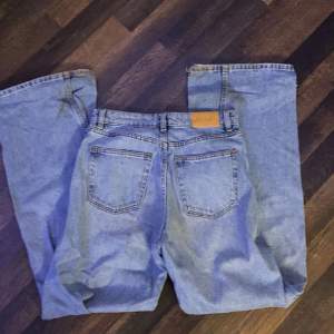 Jeans från monki, storlek 26/36 passar nån som är 160 lång små repor längst ner vid benen💙