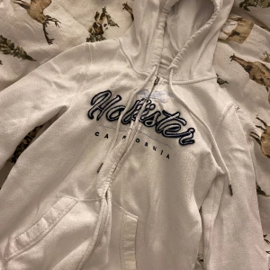 Hollister kofta - Stl xs, lite nopprig, kommer ej till användning 