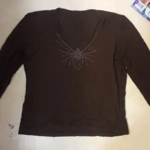 Jättesöt brun långärmad tröja med spindeltryck