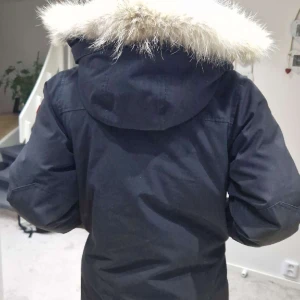 Äkta Canda Gose  - Säljer denna jackan då den inte kommer till användning. Den är i nyskick och har inga defekter eller slitage. Har ej kvittot då jag råka tappat bort den. Ny pris ca 11000