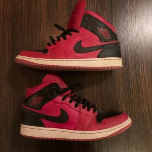 Jordan skor strl.47,5 - Jordans storlek 47,5 eller 31 cm. 1 år gamla. Finns lite slitningar men överlag väldigt fina. Röd och svart färg.