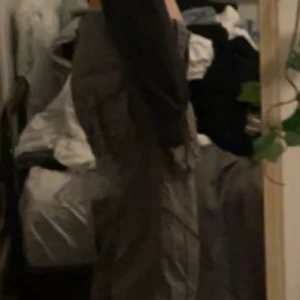 Cargo byxor - Dom är använda, kommer ifrån H&M men från ganska länge sen och sista bilden så visar det att det är trasigt dör men annars i riktigt bra skick. Säljer dom för använder dol inte nå mer 