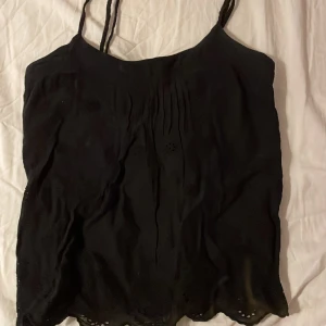 Fin topp - Säljer denna svarta topp för 40kr vet inte vart den är ifrån men den är i storlek S skulle jag säga 