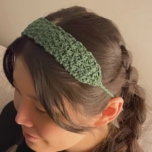 Virkade hårband för vuxna - Perfekt julklapp eller accessoar till julmiddagen! Handvirkade hårband i neutrala färger. Storlek justerad genom knytbanden.  Referens: Modellen har storlek 54. Material: 100 % bomull.  Beställ så fort som möjligt för garanterad leverans innan julafton.
