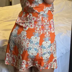 Orangemönstrad klänning