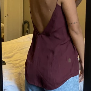 Linne med låg rygg - Vinrött linne med smala axelband och låg rygg 