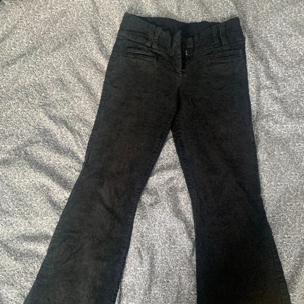 Lågmidjade svarta manchesterbyxor från HM, storlek 34, midjemått 76cm (stretchiga), innerbenslängd 77cm. Jeans & Byxor.