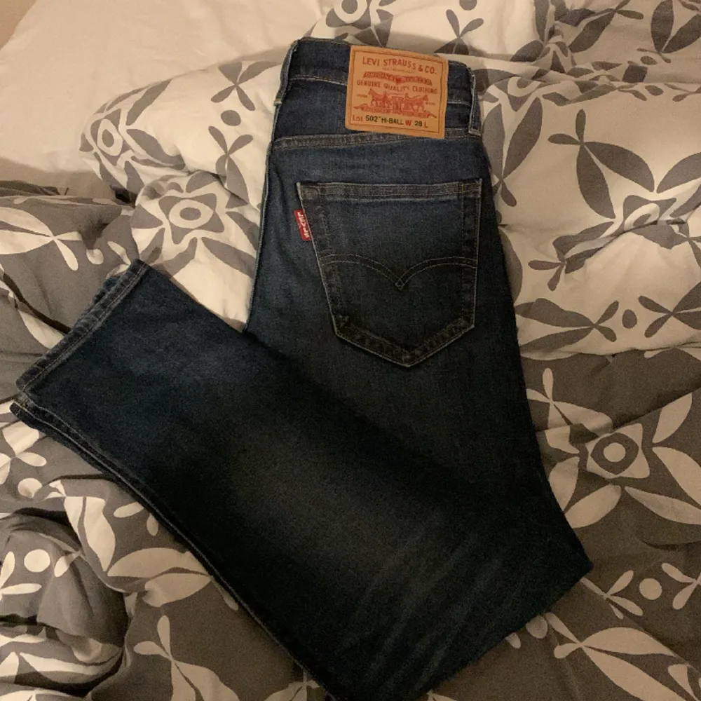 Köpte de här Levis jeansen för 1299kr som jag har använt 1 gång, skicket är som nytt.  De är slim perfekta jeans nu inför vintern. Jeans & Byxor.