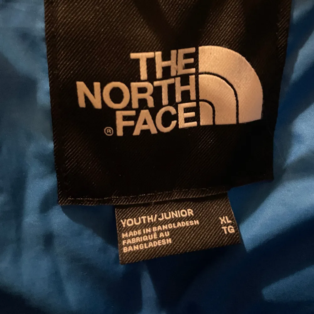 Säljer nu denna stilrena dunjacka från The North Face. Använd ett fåtal gånger så fortfarande i mycket fint skick.   Strl XL (young/junior storlek), men är som en S i vuxenstorlek. Nypris 2 995kr, säljer för 1 500kr. . Jackor.