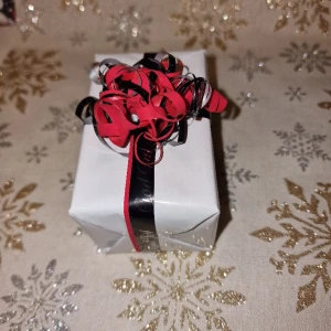 Julklapp - Super fin julklapp med en parym i. Bild kan skickas privat vid intresse🥰🧑‍🎄 Värde 139kr