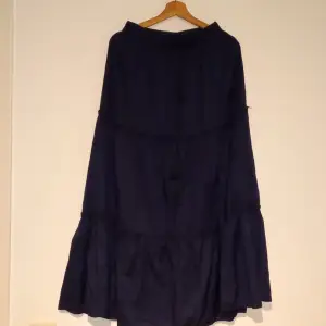 En mörkblå maxi kjol. Jätte fin till sommaren. Köpt i år o har bara använts 1 gång💙