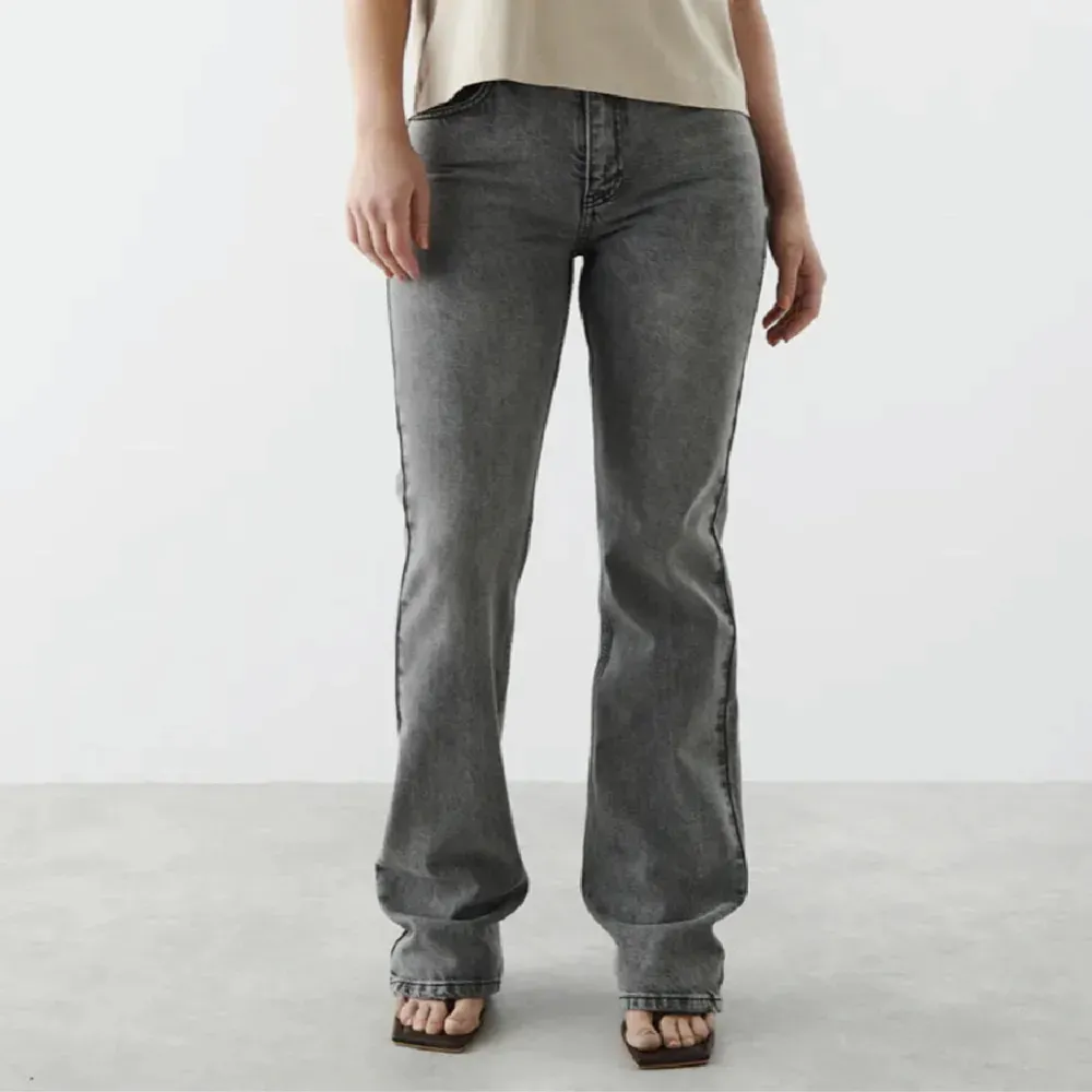 Gråa bootcut jeans från gina tricog, super snygga men anväds tyvärr inte längre. Pris kan diskuteras❤️. Jeans & Byxor.