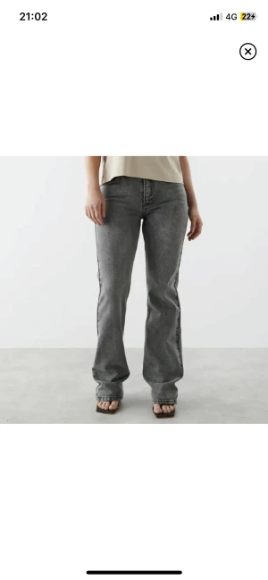 Gråa jeans - Gråa bootcut jeans från gina tricog, super snygga men anväds tyvärr inte längre. Pris kan diskuteras❤️